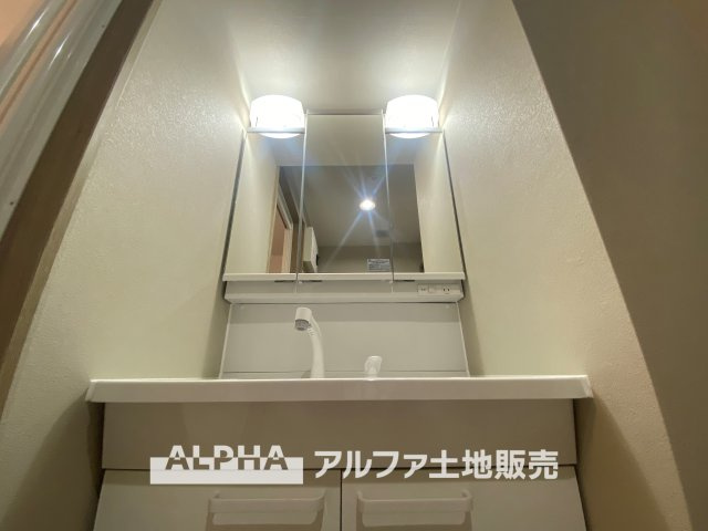 ライオンズマンション高幡不動第二の独立洗面台|便利な洗面化粧台を設置。朝の身支度や洗髪がスムーズにできる快適な洗面空間。使いやすい設計で、忙しい毎日をサポートします。