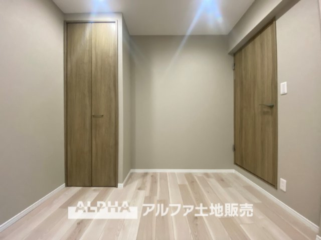 ライオンズマンション高幡不動第二の洋室|光に包まれるように設計された空間。太陽の光が爽やかな目覚めを誘い、良い一日を予感させてくれます。