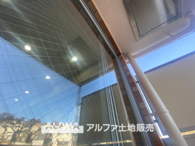 ライオンズマンション高幡不動第二のバルコニー|夜空の向こう、そっと部屋の明かりを消すと窓の向こうには星空と街のスクリーンが広がる。そこはかとなく窓辺に佇み、賑わう星空を眺めながら家族と楽しむひと時も捨てがたい。