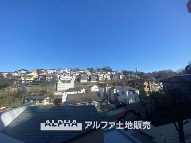 ライオンズマンション高幡不動第二の展望|ルーフバルコニーは降りそそぐ採光の美しさはそのまま。雨の日にも安心して洗濯物を干せる空間に感嘆する。夜にはカウチソファに背を傾け星空を眺め