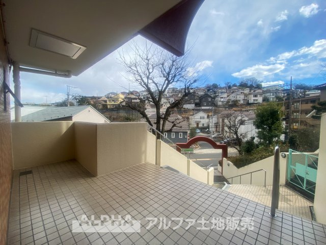ライオンズマンション高幡不動第二の外観|開放的な共用スペースから望む、穏やかな街並み。自然と調和した立地で、ゆったりとした暮らしを実現。四季折々の風景を感じながら、心地よい毎日をお過ごしいただけます。