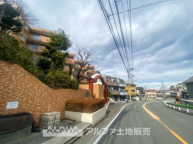 ライオンズマンション高幡不動第二の外観|穏やかな街並みに調和したレンガ調の外観が魅力のマンション。周囲には緑も多く、自然を感じながら落ち着いた暮らしを楽しめます。ゆとりある住環境で快適な毎日を。