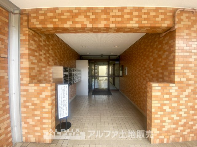 ライオンズマンション高幡不動第二のエントランス|レンガ調の温かみあるエントランスが魅力の住まい。手入れされた管理の行き届いた共用部が快適な暮らしを支えます。安心感のある住環境です。