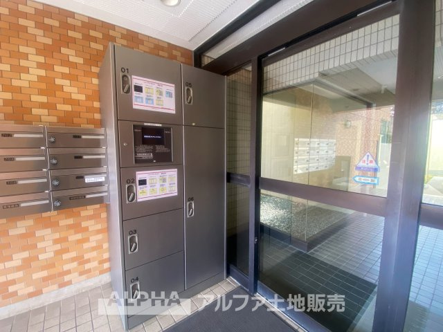 ライオンズマンション高幡不動第二の設備|不在時でも荷物を受け取れる宅配ボックスを完備。忙しい日々でも安心して配送を受け取ることができ、快適な暮らしをサポートします。郵便受けと並び、利便性の高い設備が魅力です。