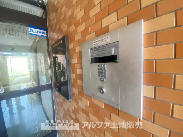 ライオンズマンション高幡不動第二の防犯設備|オートロック付きエントランスで安心の暮らし。防犯カメラも設置され、セキュリティ面に配慮された住まいです。来訪者の確認ができ、安心感のある快適な生活を実現します。