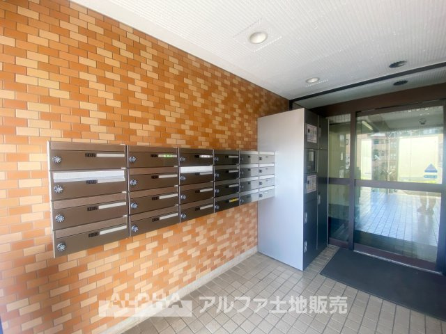 ライオンズマンション高幡不動第二のエントランス|便利な宅配ボックスと集合ポストを完備。不在時でも荷物を受け取れるため、忙しい日々でも安心。管理の行き届いた共用部が、快適な暮らしをサポートします。