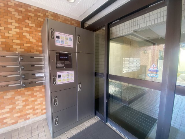 ライオンズマンション高幡不動第二の設備|不在時でも荷物を受け取れる宅配ボックスを完備。忙しい日々の中でも安心して配送を受け取ることができ、暮らしの利便性を高めます。