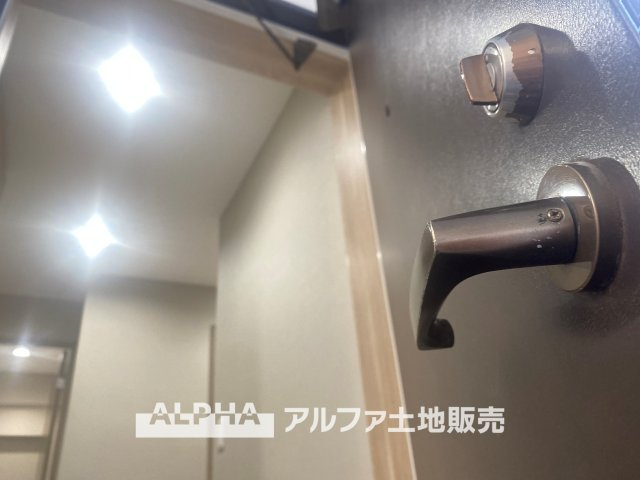 ライオンズマンション高幡不動第二の玄関|人感センサー付きライトは近づくと反応し、自動で点灯・消灯する人感センサー付き照明。付けたり消したりしない為省エネにも役立ちます。