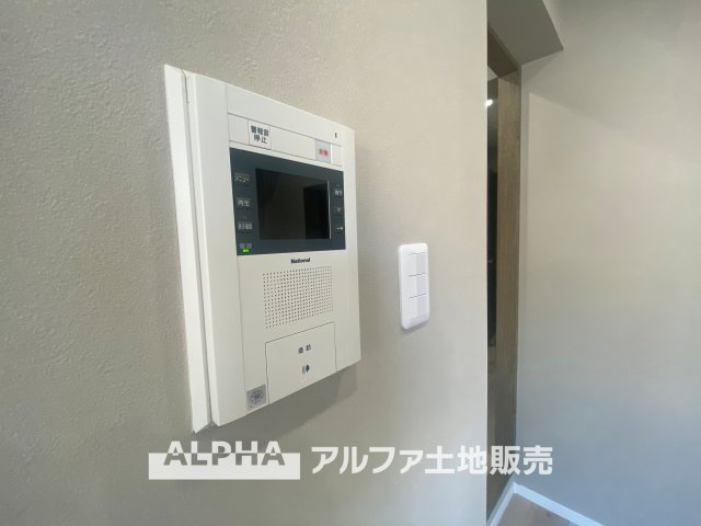 ライオンズマンション高幡不動第二のセキュリティ|モニター付きインターホンを完備。来訪者を映像で確認できるので、防犯面でも安心。留守中の録画機能も備え、安全な暮らしをサポートします。