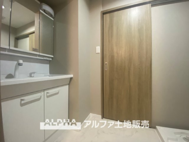 ライオンズマンション高幡不動第二のランドリースペース|広々した空間で雨の日でも十分に洗濯物を乾かすことが出来ます。バスルームには浴室換気乾燥機も付いているので重宝しますね。