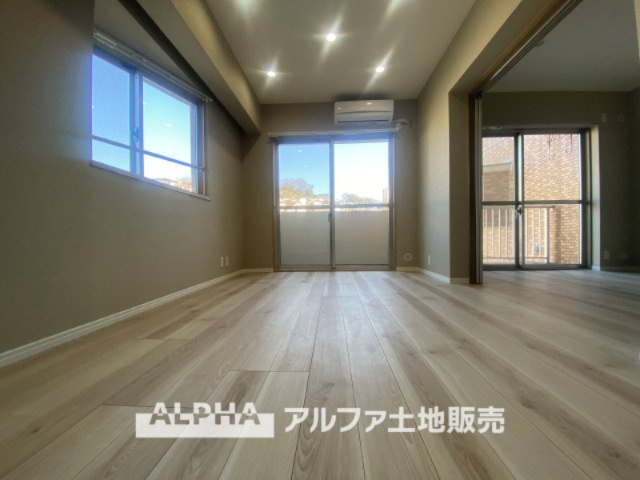 ライオンズマンション高幡不動第二の居間・リビング|ここにはみんなが集い、食事と楽しい会話が始まる。話に夢中になりすぎて、ついつい時を忘れ夜半過ぎになってしまう。そんな束の間の幸せを感じさせてくれる場所。