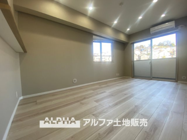 ライオンズマンション高幡不動第二の居間・リビング|居心地のいい暮らしには欠かせない眩い採光。ゆったりとした幅の窓からこの空間に降り注ぐ採光が絶えない。明るいリビングこそ居心地のいい暮らしが待っていると思う