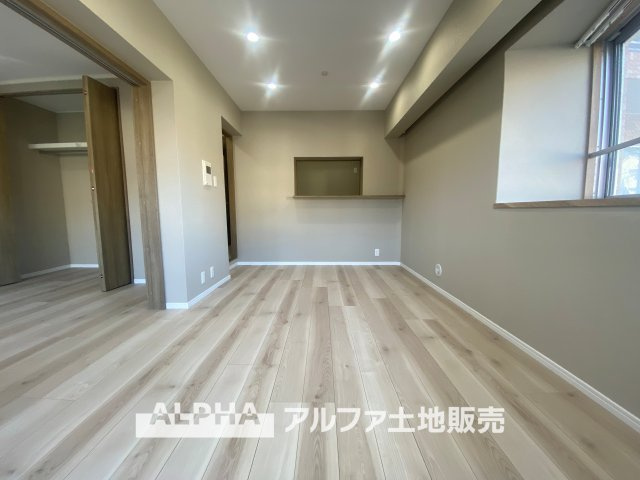 ライオンズマンション高幡不動第二の居間・リビング|ノンワックスフローリングは特殊加工を施して耐久性を高め、ワックスがけをしなくてもきれいな状態を保つことができます。水拭きなどのお掃除で汚れが簡単に落とせるのもいいですね。