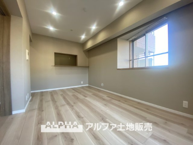 ライオンズマンション高幡不動第二の居間・リビング|室内構成に拘り採光とセンスを散りばめた空間。それは『柔らかさ』に似た素敵な居場所。そこに暮らす人のことを考えつくり出したものは『癒し』という心地よい居場所