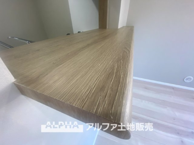 ライオンズマンション高幡不動第二のキッチン|カウンター・テーブルに背の低い観賞植物を2つ飾る。それと大きさが同じくらいの大好きな本やアルバムを挟み、 ブックシェルフ兼インテリアなんかも良いですね。