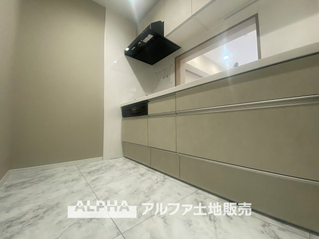 ライオンズマンション高幡不動第二のキッチン|使いやすいシステムキッチンを完備。収納も充実し、調理スペースも広々。毎日の料理が快適になり、家事の効率がアップする嬉しい設備です。