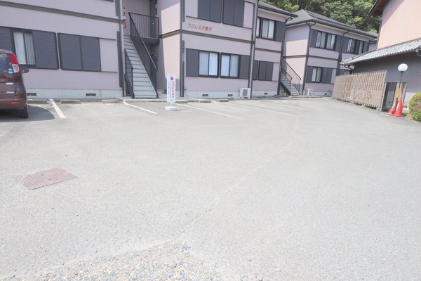 フロレスタ高円の駐車場