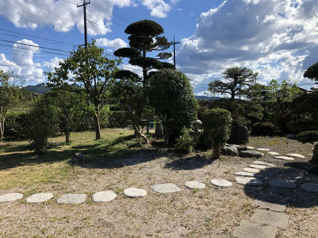 斐川町荘原N邸貸家の庭|飛石、石燈籠、つくばい配置