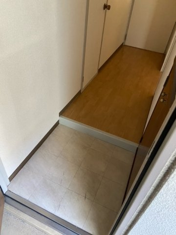 クレセント垂水の玄関