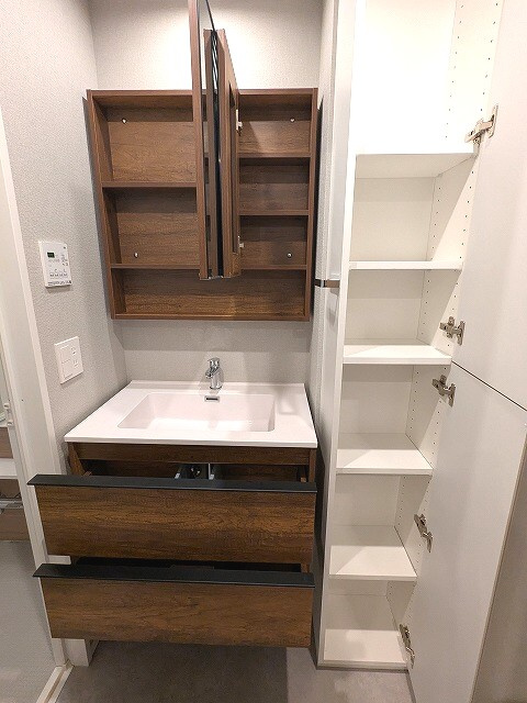 ミリアレジデンス蔵前の設備|トイレと独立した2面鏡付洗面台、洗面台下にヘルスメーターストックあります