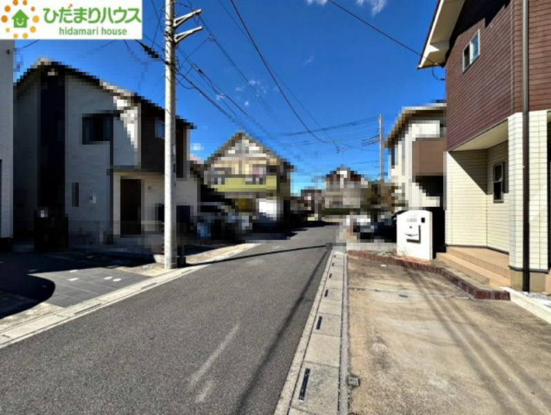 上尾市日の出1丁目　中古一戸建ての前面道路含む現地写真
