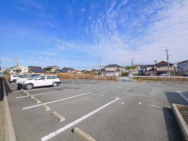 レオパレスめいの駐車場|駐車場があるので、車を買う予定の方も安心です