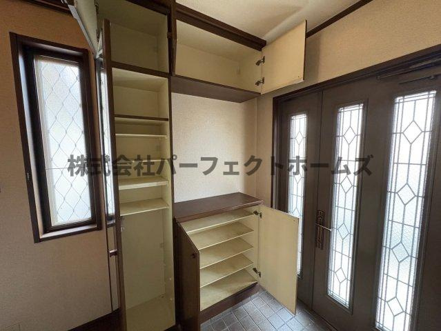 東香里南町戸建　賃貸の玄関|明るい玄関です