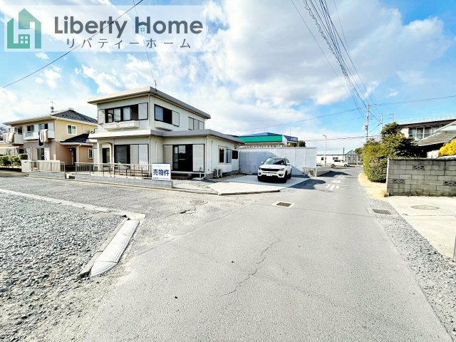 ひたちなか市勝倉　中古戸建の前面道路含む現地写真