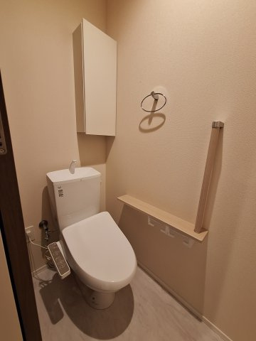 （シニア限定）ヘーベルVillage用賀玉川台のトイレ|手すり付きでつまずき防止/温水洗浄便座付き