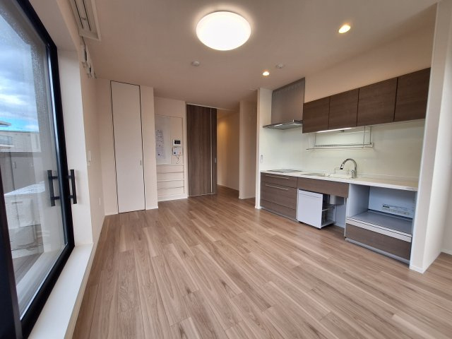 （シニア限定）ヘーベルVillage用賀玉川台のキッチン|座りながら作業ができるキッチンです。IHで火災予防に配慮