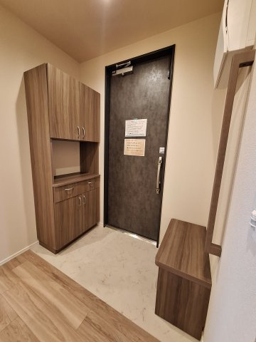 （シニア限定）ヘーベルVillage用賀玉川台の玄関|手すりと椅子で立ち座りを補助/靴の履き替え時の転倒防止