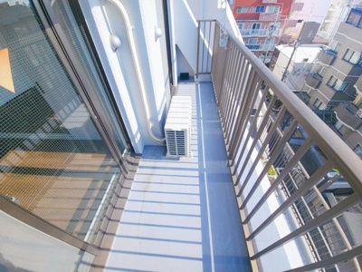 【バルコニー】 | コープ野村明大前 | 地上5階に位置し、広々としたバルコニーが特徴です。開放感があり、晴れた日にはリラックスできるスペースとしても活用できます。日々の生活にゆとりを加えてくれます。