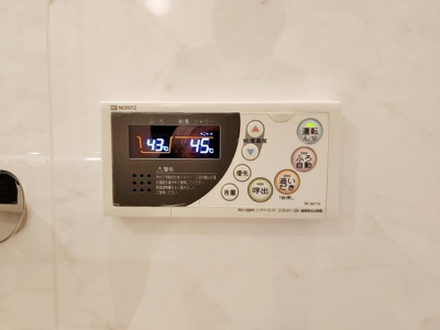【設備】 | コープ野村明大前 | お風呂の給湯器には自動湯張り機能と足し湯機能が搭載されており、湯温の調整が簡単にできます。忙しい日々でも、いつでも快適な温度でお風呂を楽しめます。