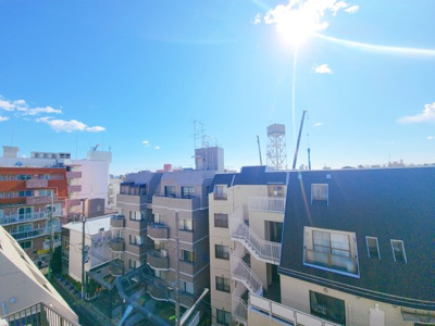 【展望】 | コープ野村明大前 | 最上階の5階からは、開放感あふれる景色が広がります。周囲の景色を一望でき、特に夕暮れ時や夜景は格別です。日々の生活に癒しのひとときを提供します。