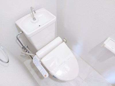 【トイレ】 | コープ野村明大前 | 清潔感のあるトイレは白を基調としたシンプルで明るいデザイン。温水洗浄便座も完備しており、快適で衛生的な空間を提供します。毎日の使用が心地よい場所です。