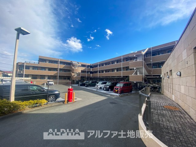 ライオンズガーデン昭島の外観|ゆとりある敷地に建つ低層マンション。ゆとりのある配置設計で、住まう方のプライバシーにも配慮。穏やかな街並みに調和した、落ち着いた住環境が魅力です。