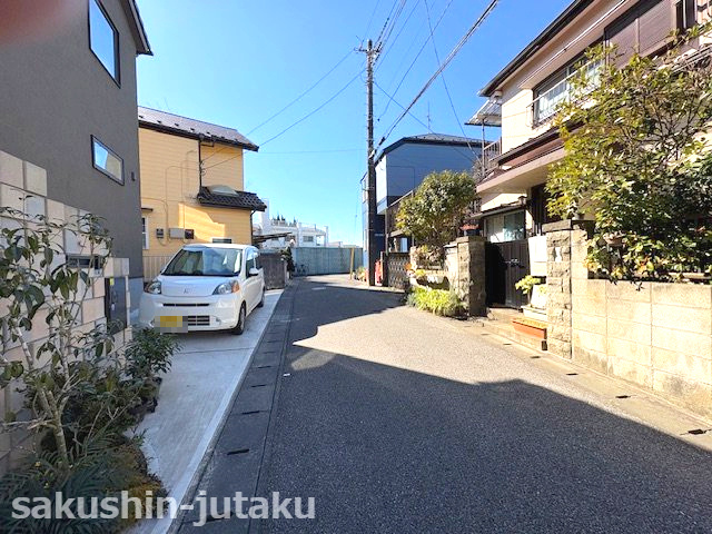 柏井１丁目　売地の前面道路含む現地写真|柏井１丁目　売地　古家付き　建築条件なし　29坪の整形地　東南側公道面　間口約10ｍ