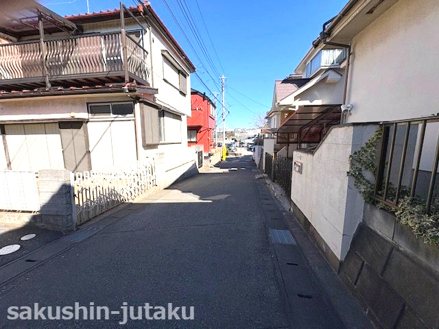 柏井１丁目　売地の前面道路含む現地写真|柏井１丁目　売地　古家付き　建築条件なし　29坪の整形地　東南側公道面　間口約10ｍ