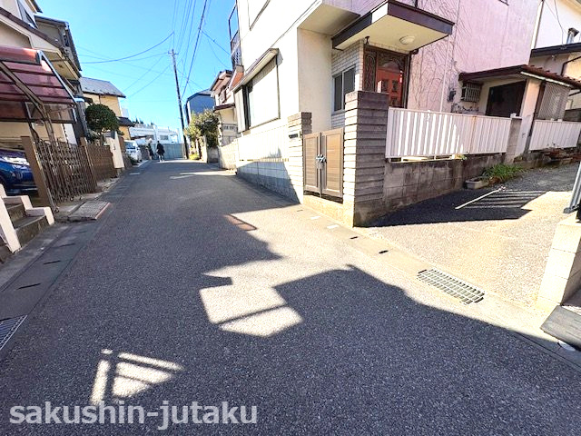 柏井１丁目　売地の前面道路含む現地写真|柏井１丁目　売地　古家付き　建築条件なし　29坪の整形地　東南側公道面　間口約10ｍ