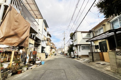 【前面道路含む現地写真】 | 伏見区淀美豆町　中古戸建 | スーパー徒歩4分、コンビニ徒歩11分と近く買い物便利地。買い忘れがあっても直ぐに買いに行けますね!(^^)!