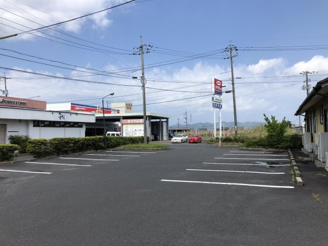 斐川町荘原貸店舗の駐車場