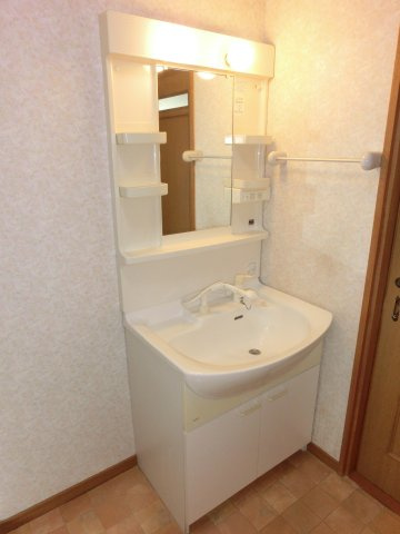 ベア・シャトー【キャッシュバック対象】の洗面所|明るい洗面所です