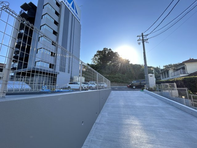 メイプル高横須賀の駐車場