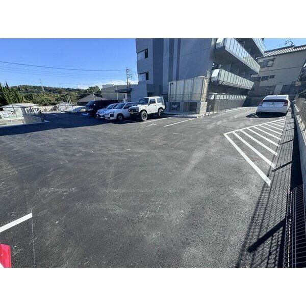メイプル高横須賀の駐車場