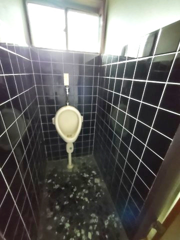 伊勢崎市境女塚売店舗事務所のトイレ|男性用トイレ