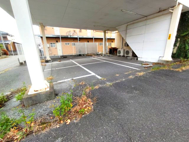 伊勢崎市境女塚売店舗事務所の駐車場|ピロティ駐車場部分