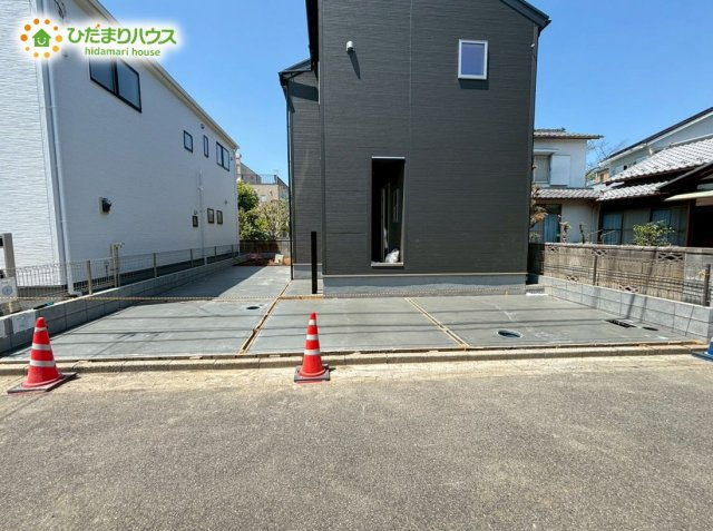 深谷市稲荷町1丁目　新築一戸建て　リーブルガーデン　01の駐車場|ゆとりある駐車スペースは、親戚や友達が遊びにきても敷地内に駐車でき、近所に迷惑かけなくてすみます。										
