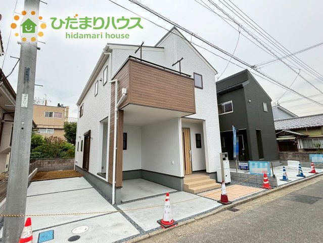 深谷市稲荷町1丁目　新築一戸建て　リーブルガーデン　02の前面道路含む現地写真|雨の日も安心なビルトインガレージ完備★