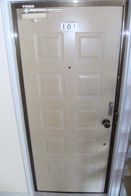 プリモ笹口の玄関