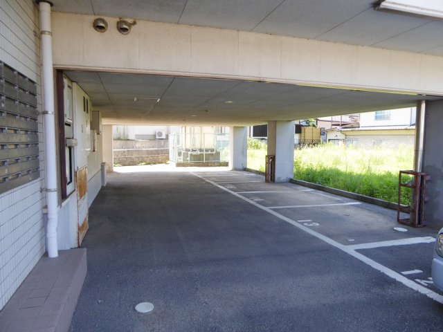 クリスタルコートⅠの駐車場